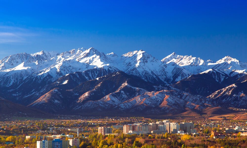 Almaty s pohořím v pozadí