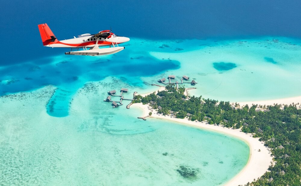 Letoun přelétávající nad Maledivami