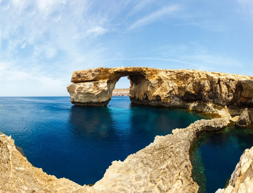 Azurové okno na Maltě nad klidným Středozemním mořem
