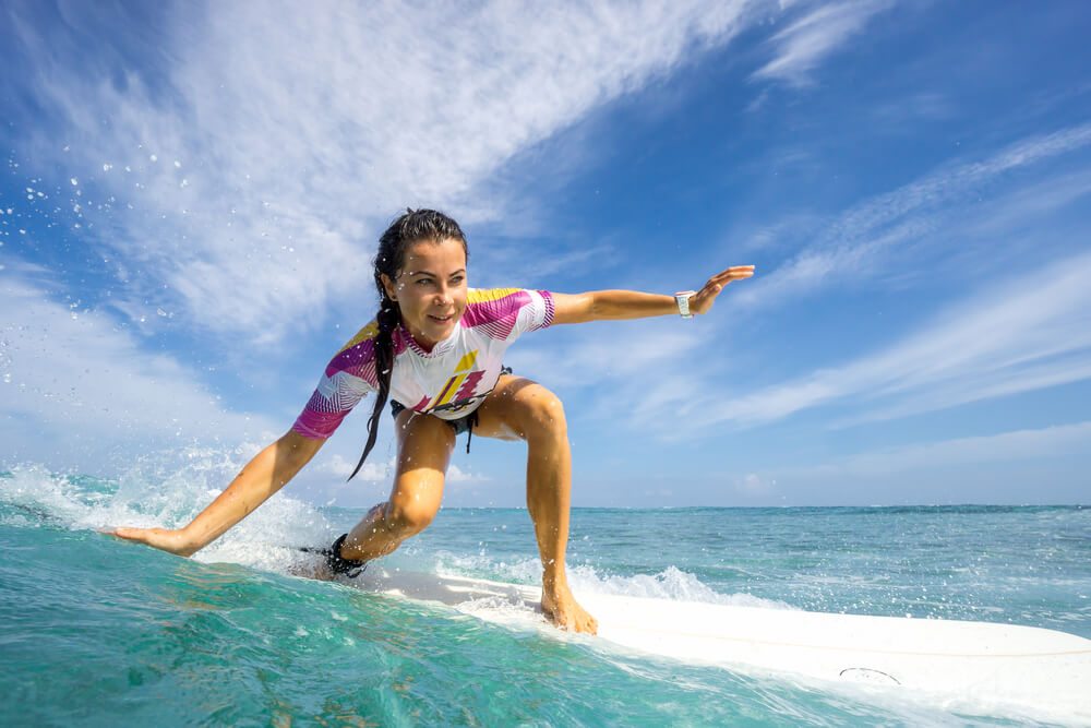 Surfařka na Zanzibaru