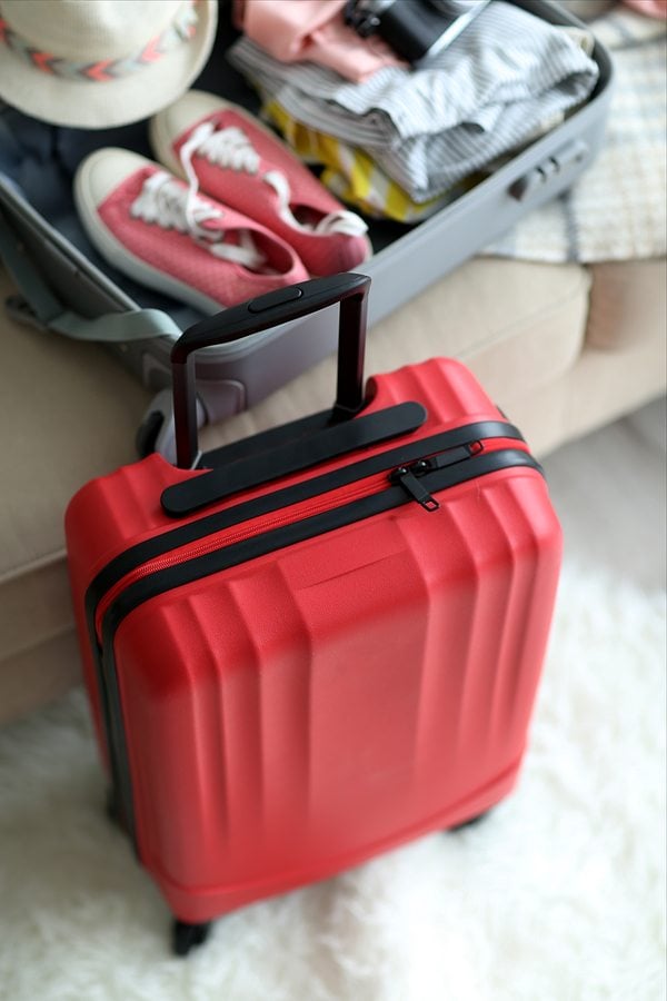Červený kufr připravený na cestu