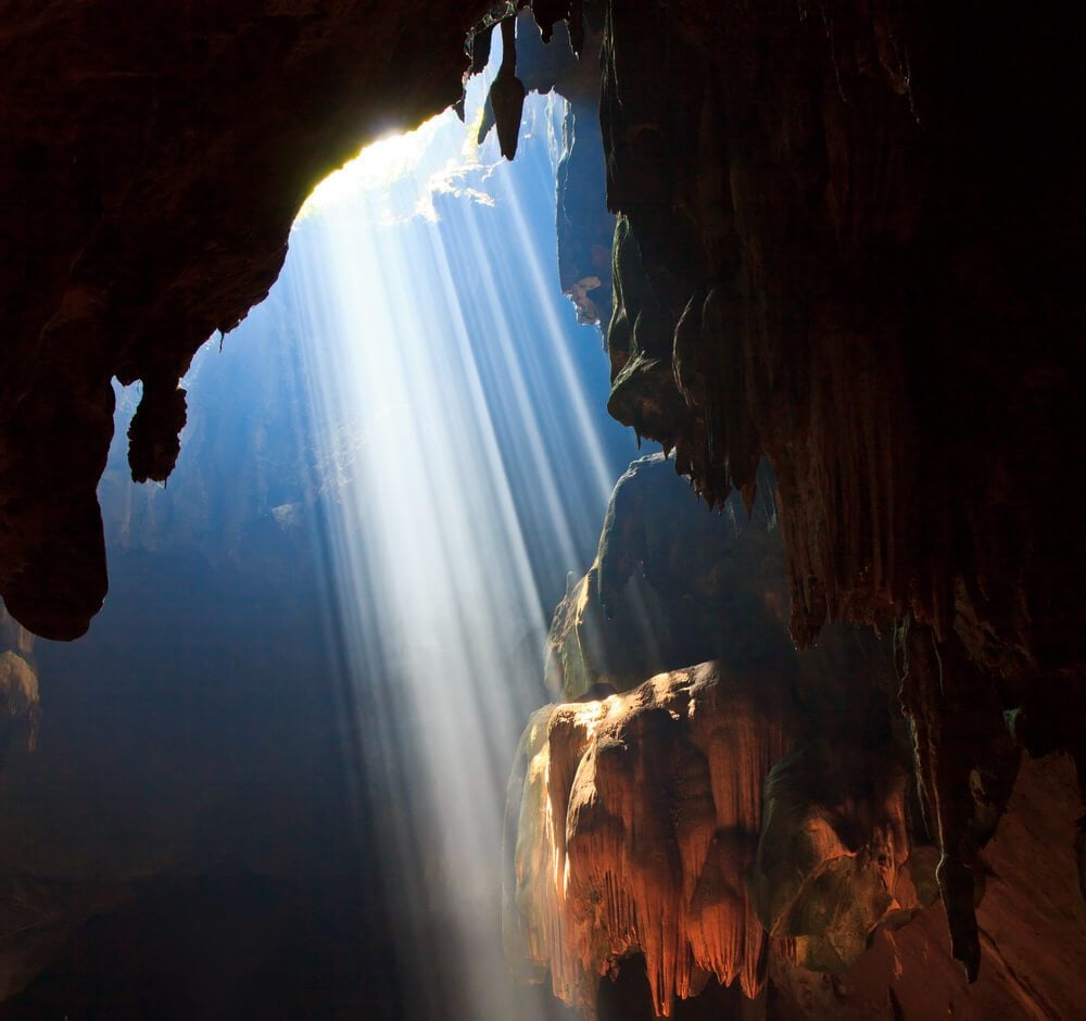Světlo dopadající skrz dutinu v jeskyni.