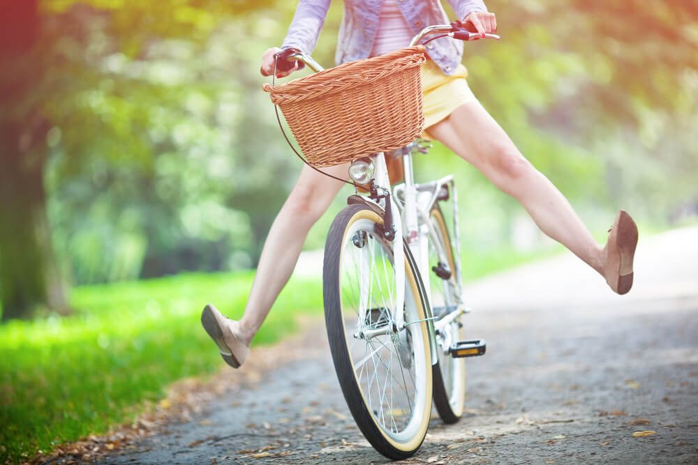 Žena jedoucí na kole.