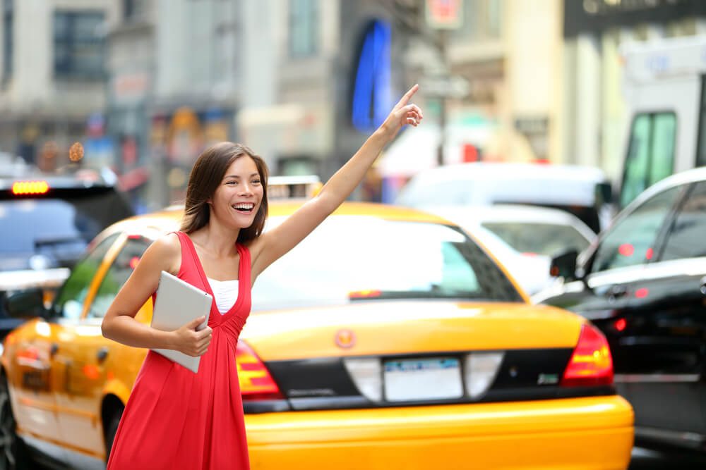 Žena zastavující taxi.