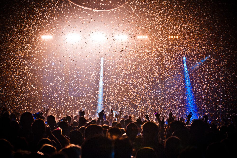 Padající konfety na koncertu.