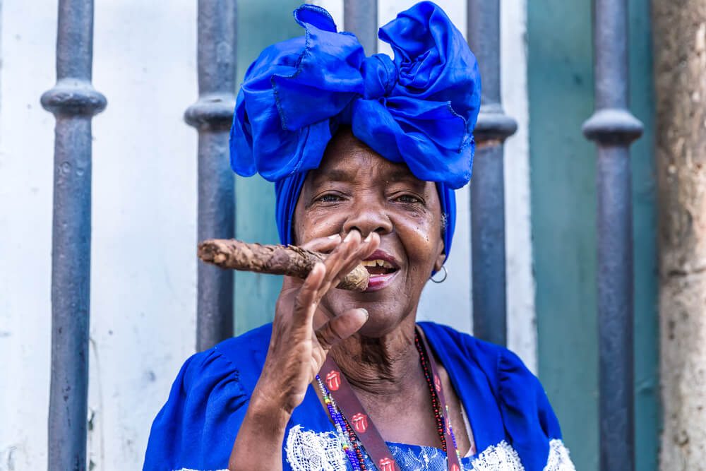 Kubánská žena, která kouří doutník
