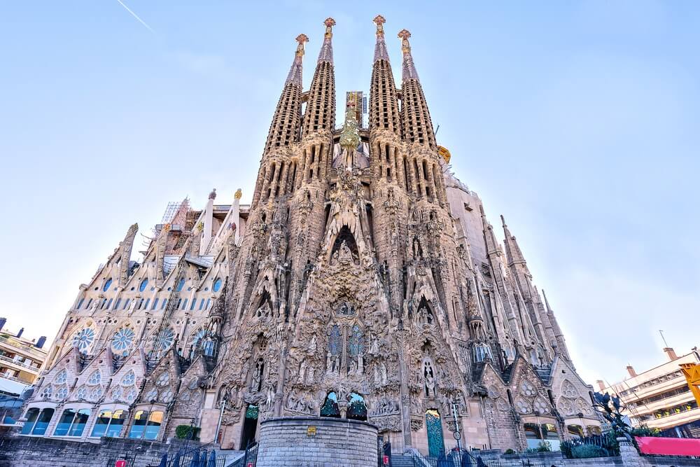 Katedrála Sagrada Familia a její přední čelo