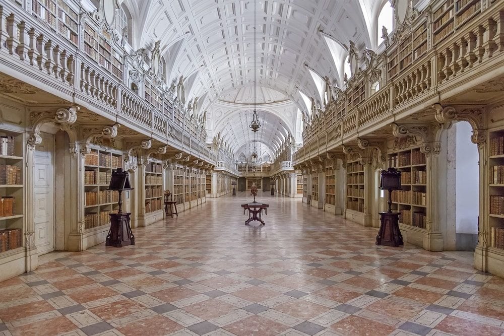 Knihovna Mafra palace s bílým stropem