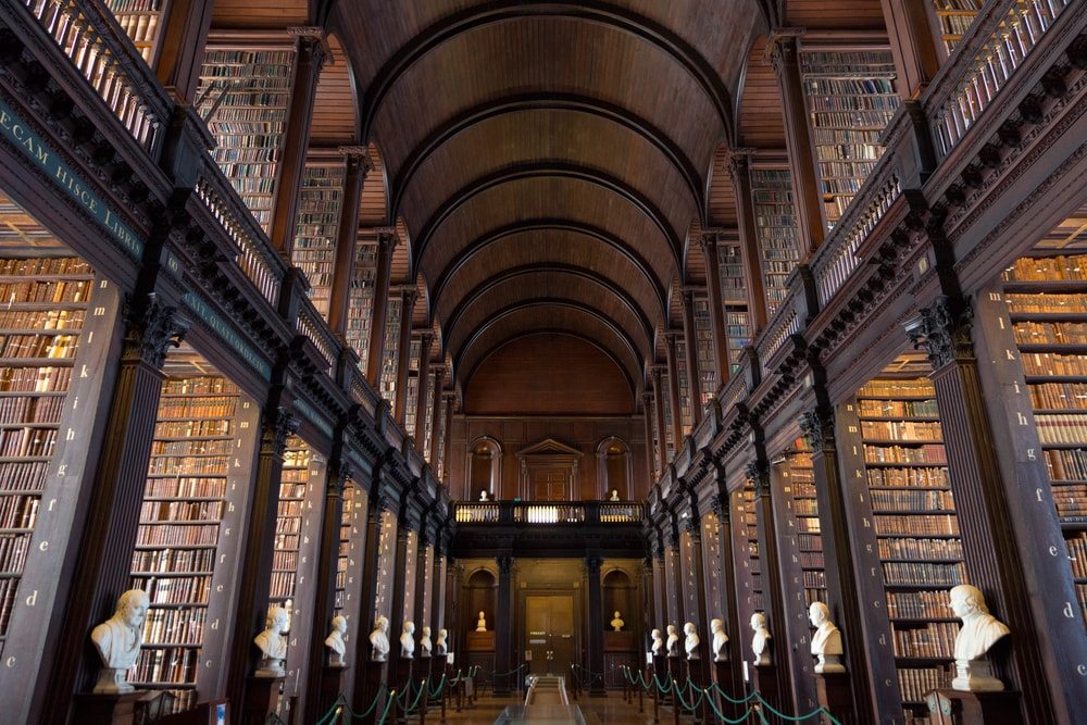 Temná knihovna Trinity College v Dublinu