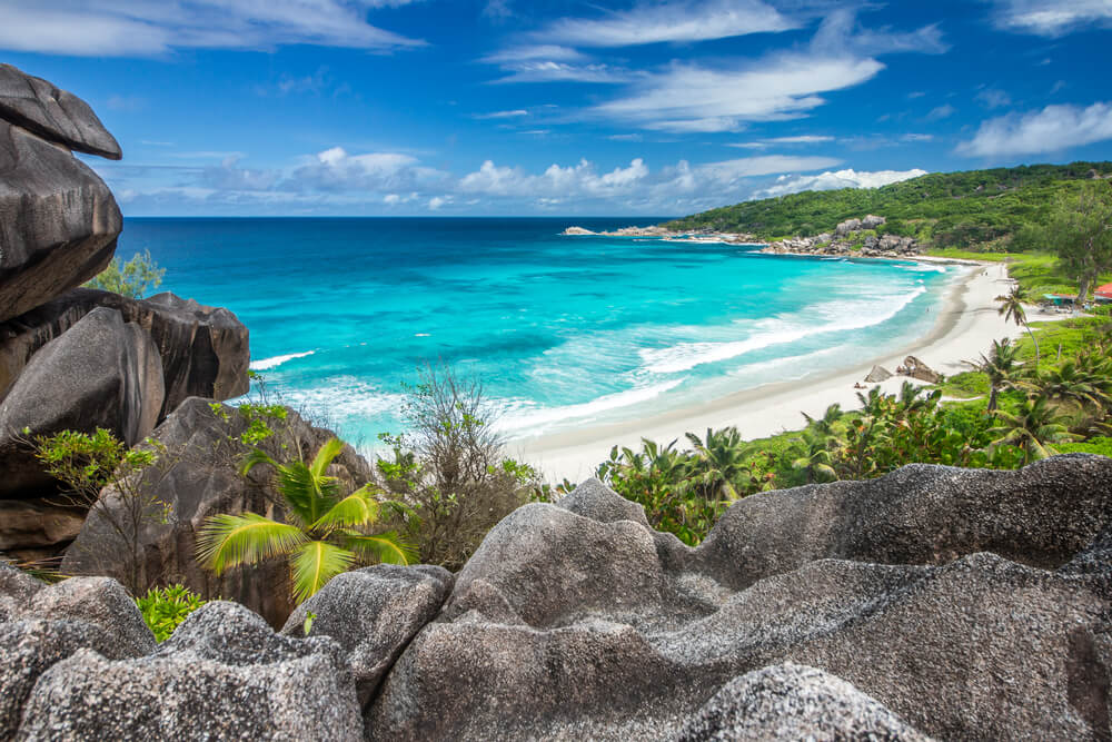 Dlouhá pláž na Seychelách