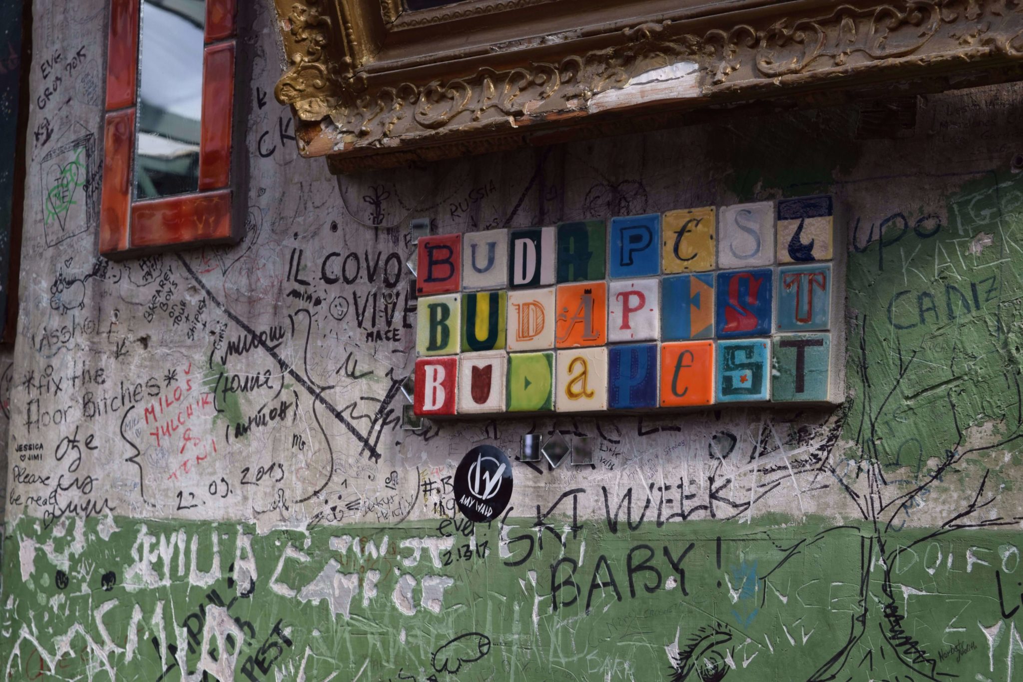 Nápis Budapešť na zdi Simpla Kert