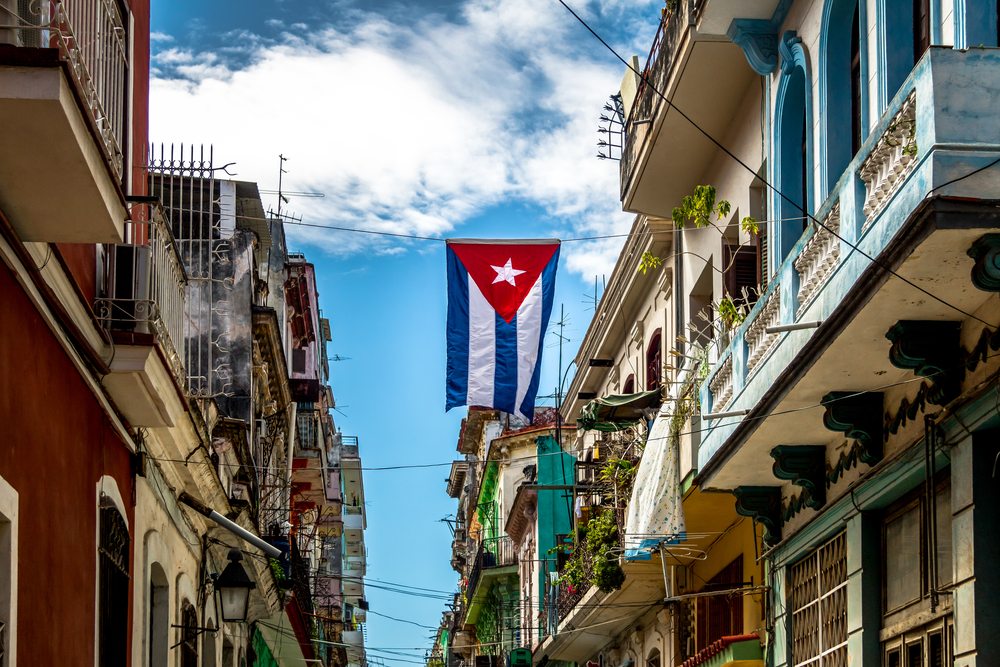 Kubánská vlajka v ulicích Havany