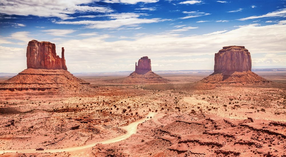 Cesta skrz Monument Valley v Arizoně.