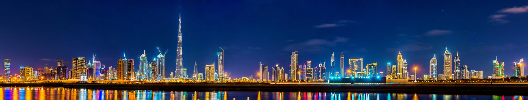 Noční panorama Dubaje