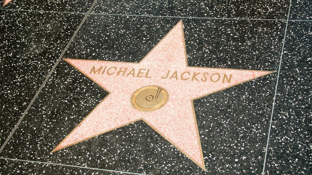 Hvězda na chodníku zpěváka Michaela Jacksona.