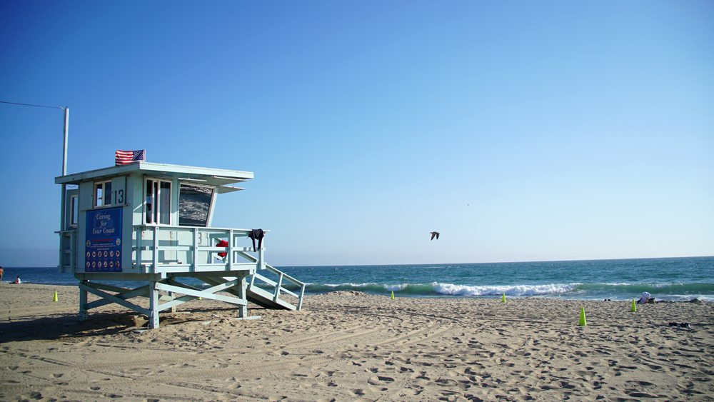 Budka pobřežní hlídky na pláži Santa Monica.