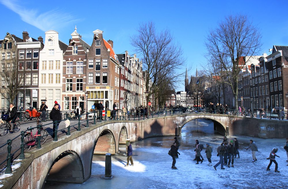 Zamrznutý kanál v Amsterdamu.