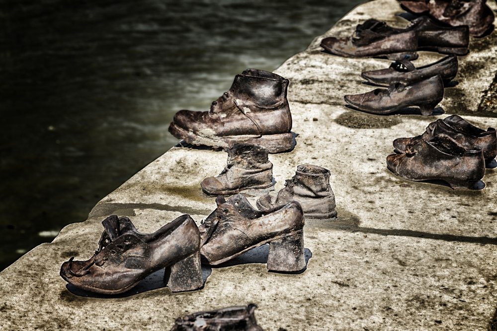 Bronzové sochy bot na břehu Dunaje v Budapešti.