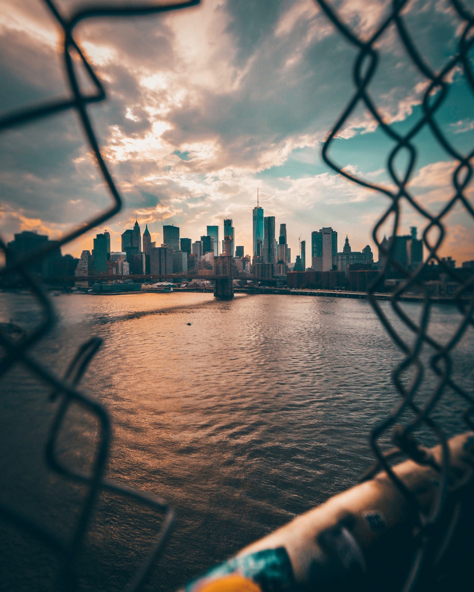 New York zkrz průzor v plotě