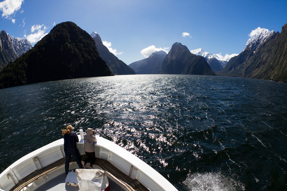 Lidé na plavbě mezi fjordy na Novém Zélandu.