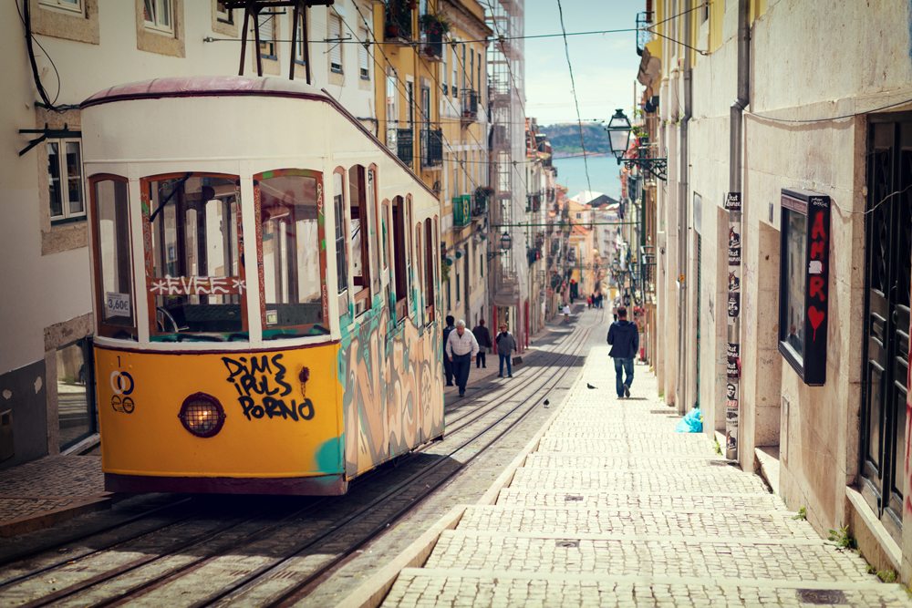 Tradiční žlutá tramvaj v Lisabonu.