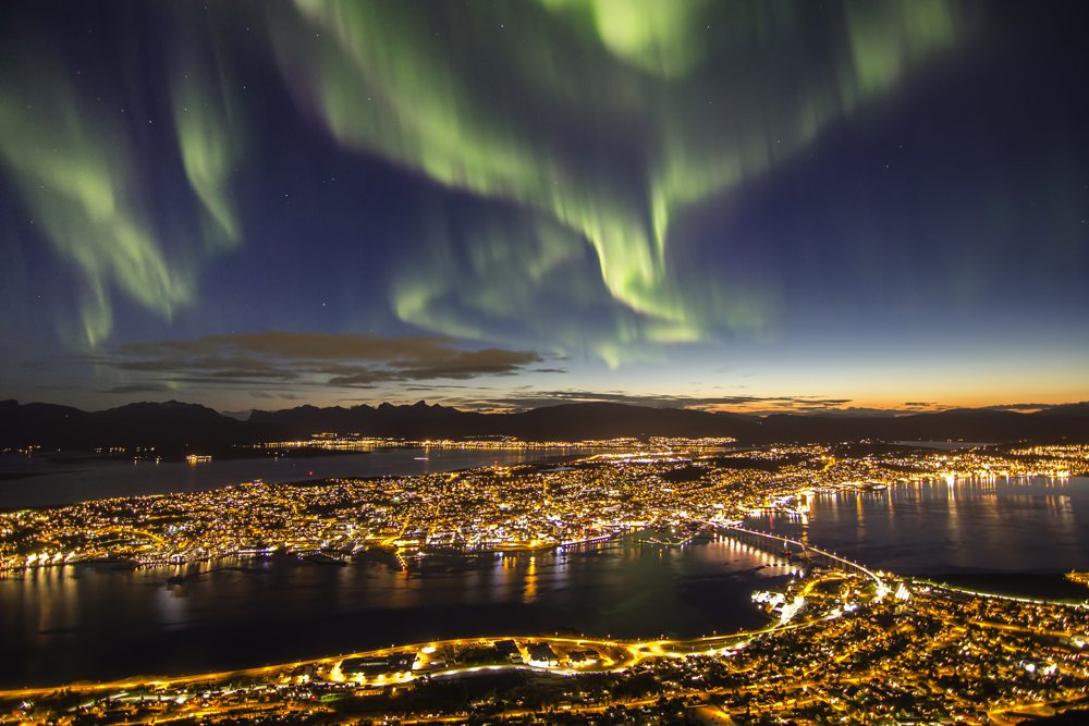 Polární záře nad městem Tromso.