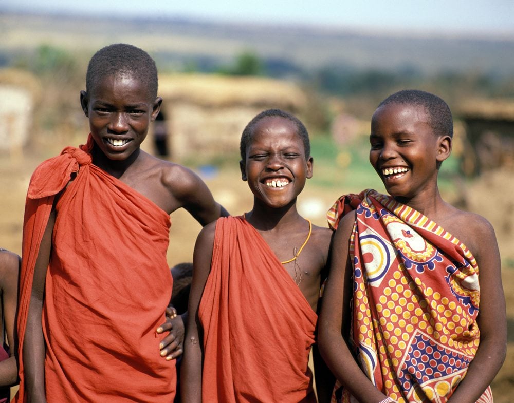 Usmívající se mladí Masajové.