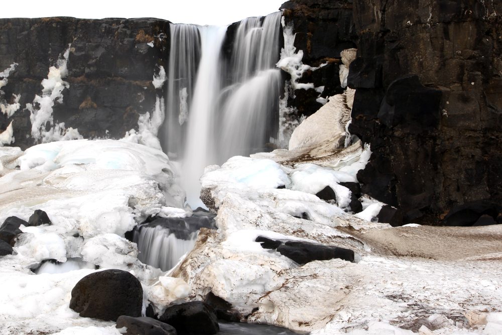 Vodopád Öxarárfoss v zimě.