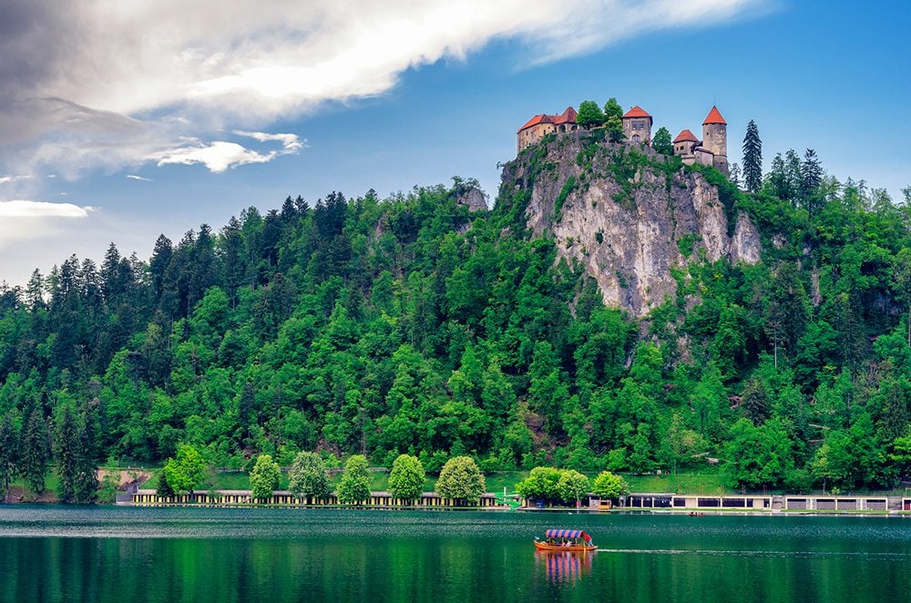 Bledský hrad nad jezerem.