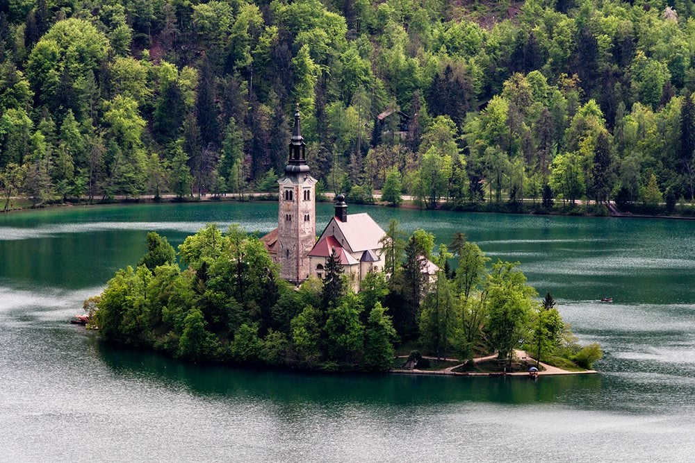 Kostel Nanebevzetí Panny Marie na ostrově Bledského jezera.