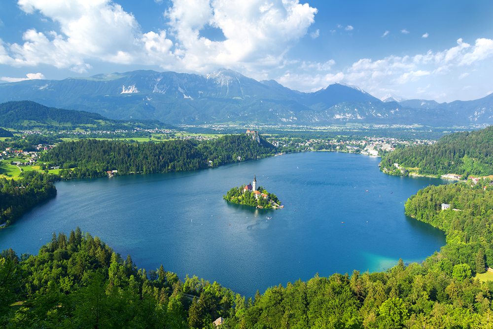 Panoramatický výhled na jezero Bled.