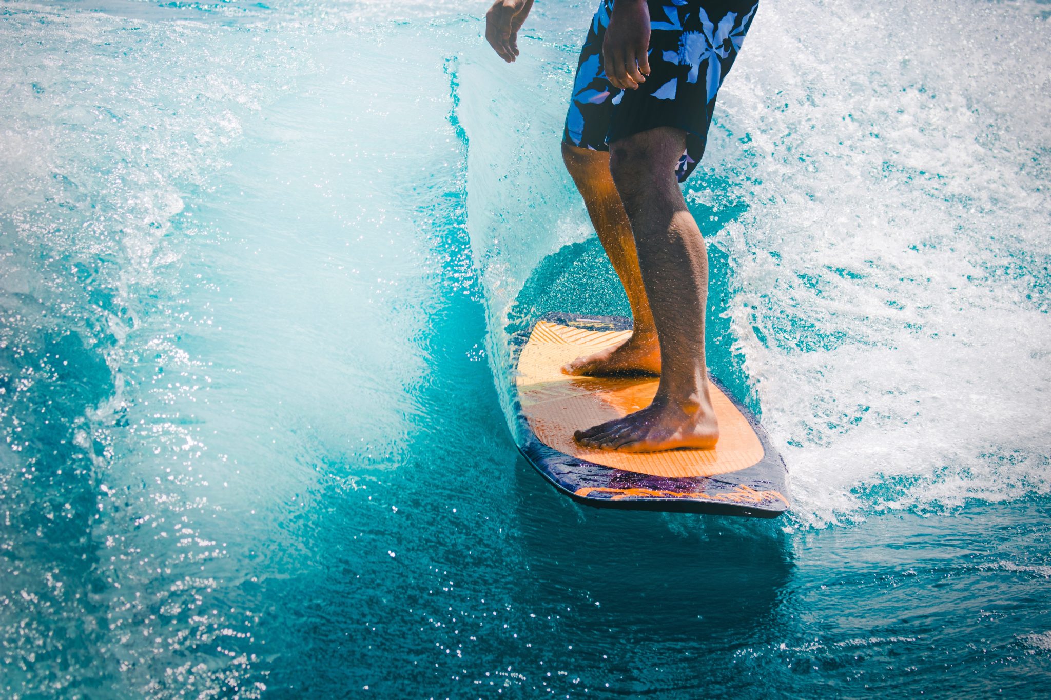 Surfer na vlně