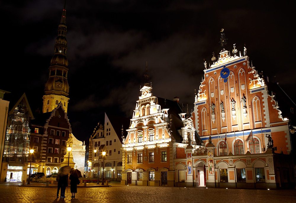 Osvětlené budovy v noci, Riga.