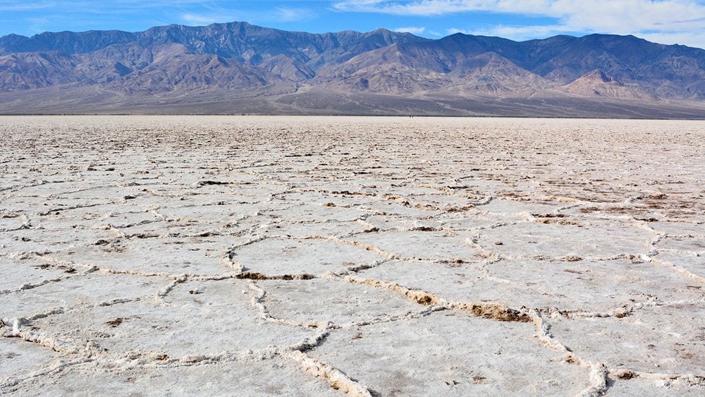 Solné pláně Badwater v Death Valley.
