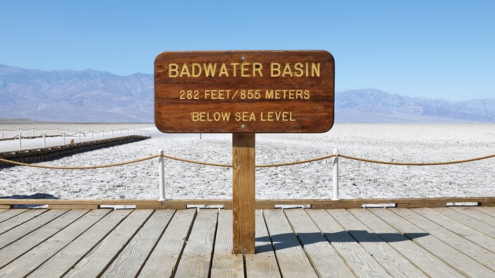 Cedule s nápisem Badwater Basin.