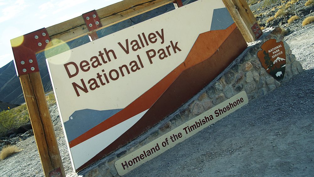 Vstupní cedule v Národním parku Death Valley.