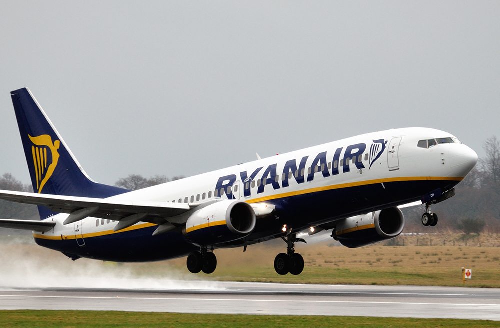 Letadlo společnosti Ryanair při vzletu.