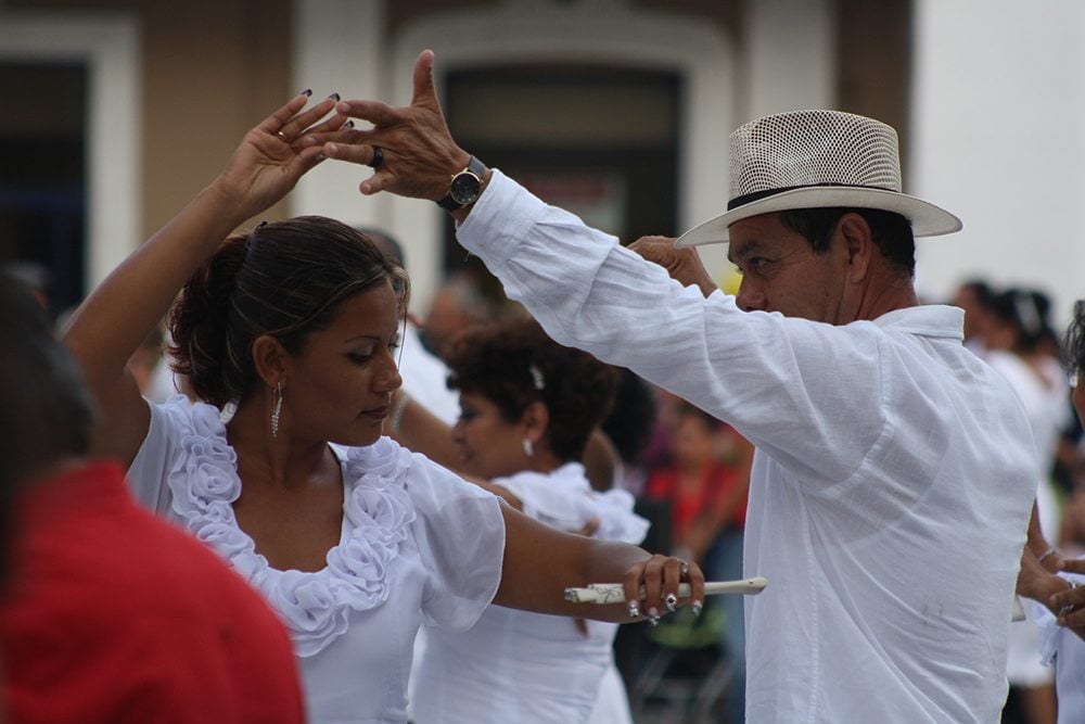 Kolumbijský pár tancující salsu na uilci.