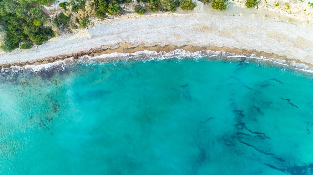 Pohled z dronu na záliv Pissouri, Kypr.