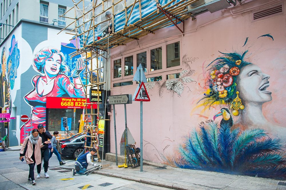 Pouliční umění na Peel Street, Hong Kong.
