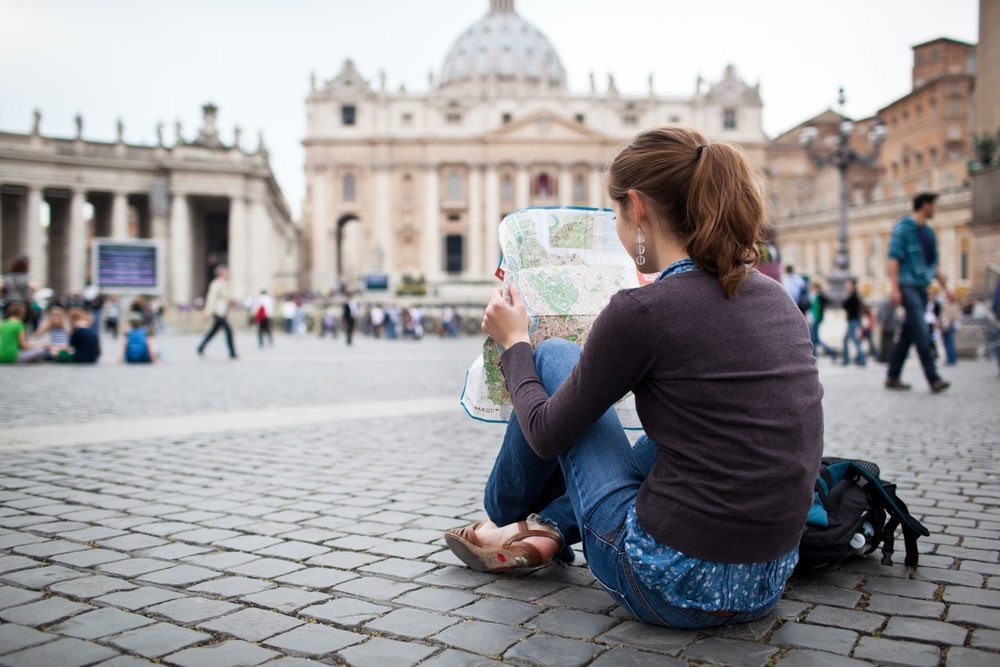 Žena s mapou v Římě.