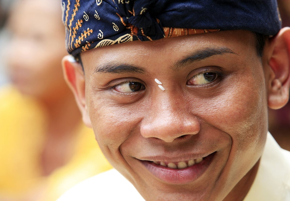 Balijčan se zrnky rýže na čele