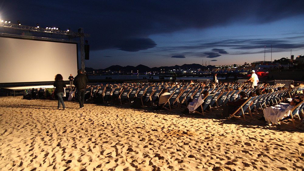 Noční promítání v rámci Filmového festivalu v Cannes.