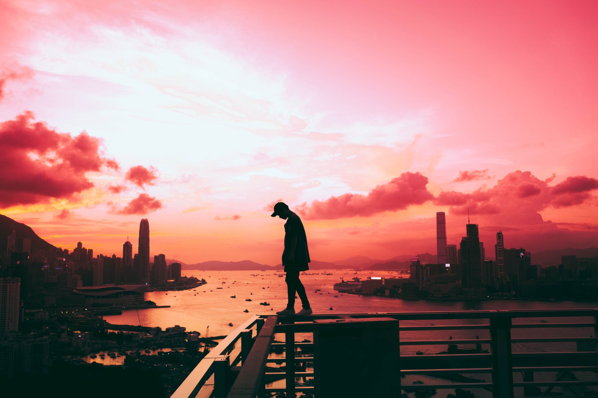 Silueta muže v Hongkongu