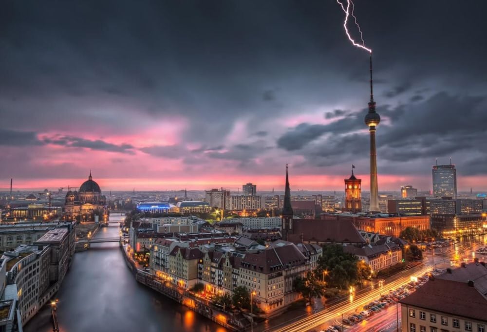 Berlín večer během bouřky.