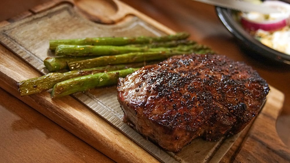 Steak s grilovaným chřestem.