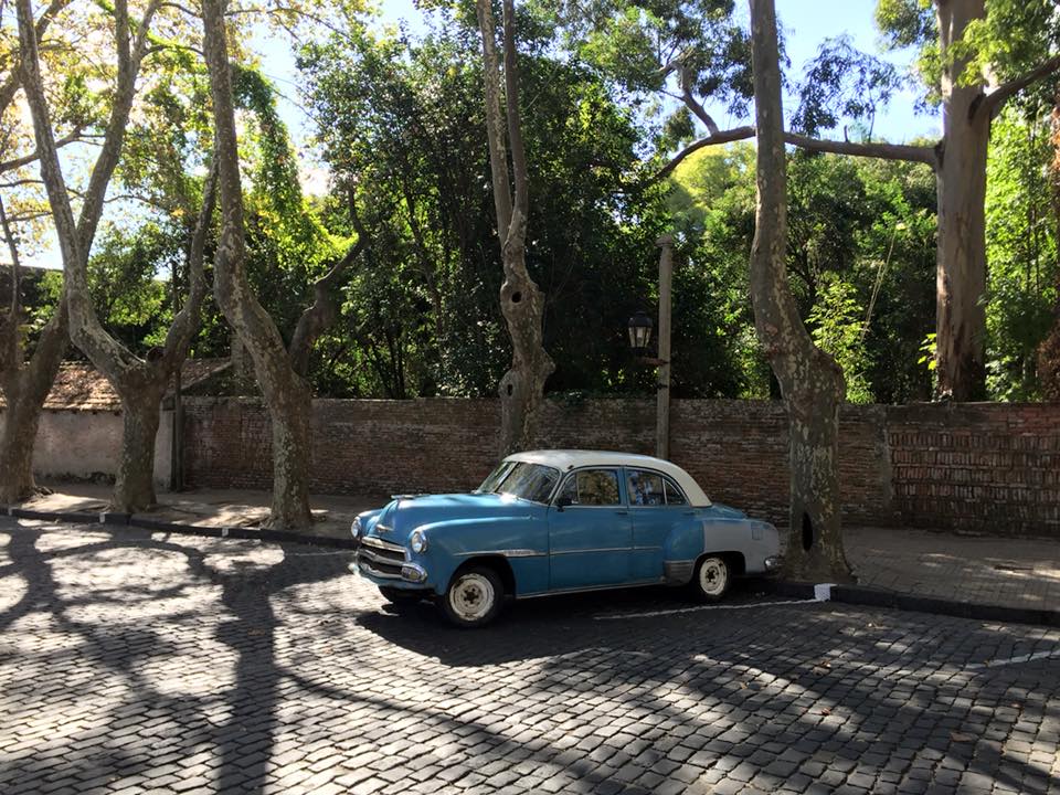 Staré modré auto na ulici.