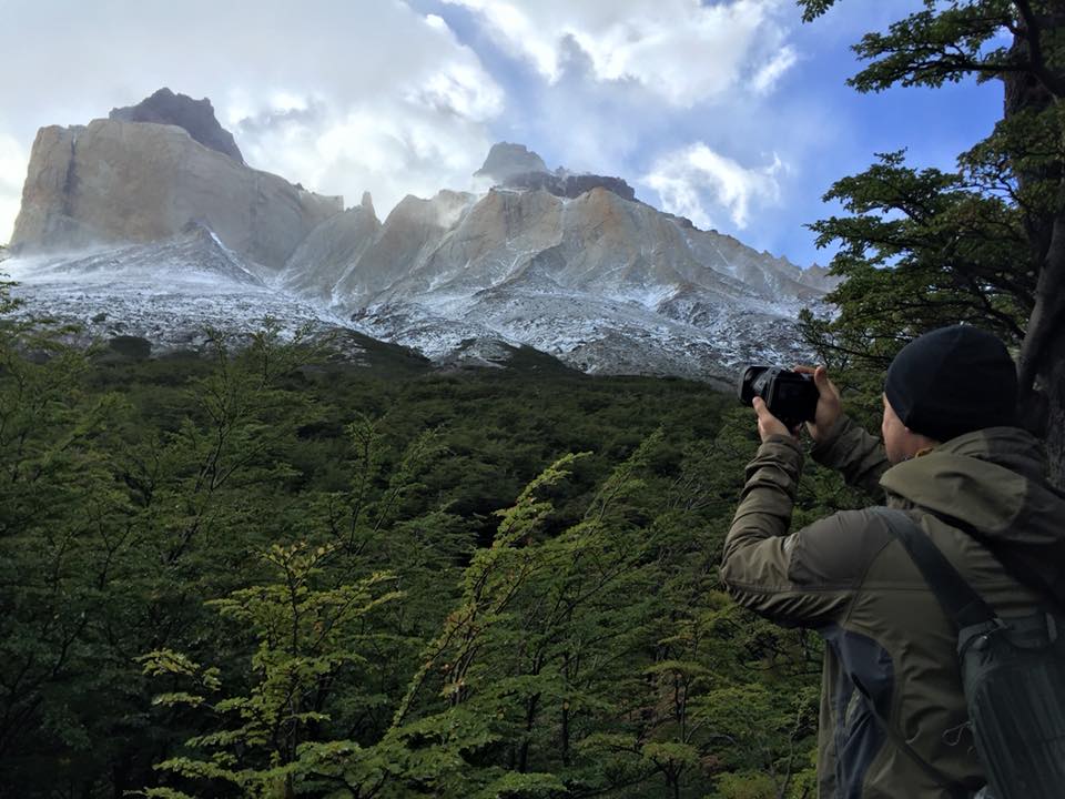 Muž fotografující hory.