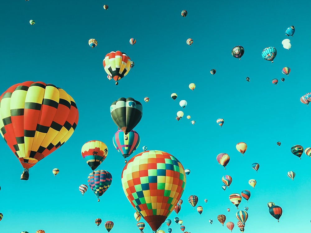 tovky horkovzdušných balónů během Albuquerque International Balloon Fiesta.