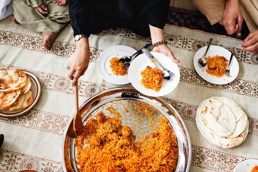 Jídlo podávané na zemi, Irán.